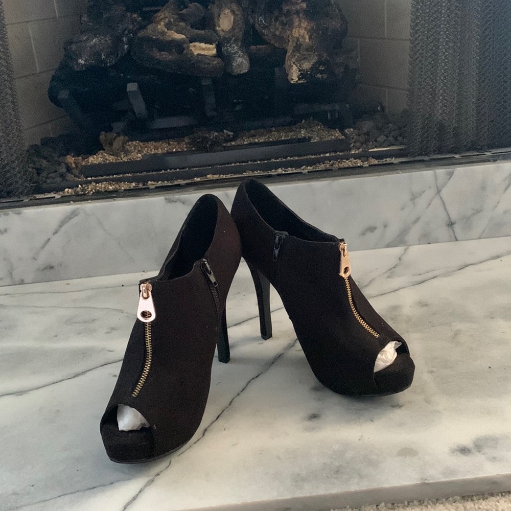 Stepping out in style, platforms size 10, by Paprika 6’inch heels. Just lovely!